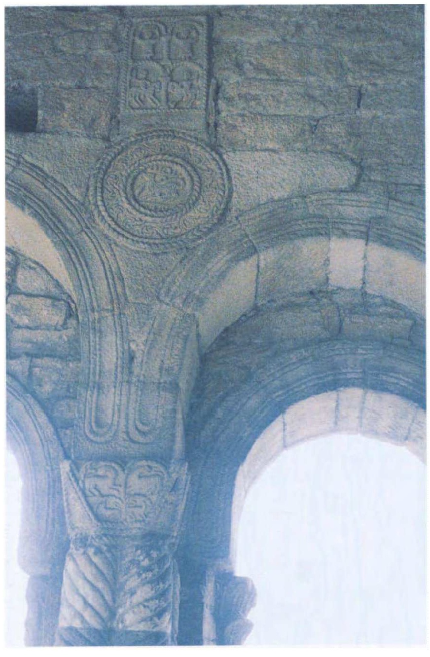 "Kirche"
                        "Santa Maria" in Oviedo (Spanien):
                        Wandschmuck der Ureinwohnerkulturen mit
                        Energiesymbolen von VOR der Christianisierung