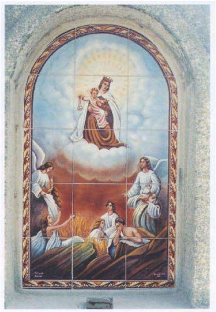 Portugal con la locura de
                            Biblia: Un moderno azulejo en un nicho de
                            una caja de colecciones (ver la ranura para
                            dinero abajo) representa varias almas en un
                            purgatorio imaginario, �ngeles imaginarios
                            consuelan, y una madre imaginaria con un
                            ni�o imaginario flota SOBRE el purgatorio
                            imaginario