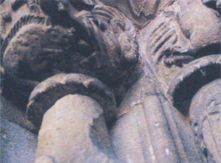 Kirche Sta. Maria in
                      Villaviciosa (Asturien, Spanien): Szene mit Eber
                      [ich sehe nichts davon]