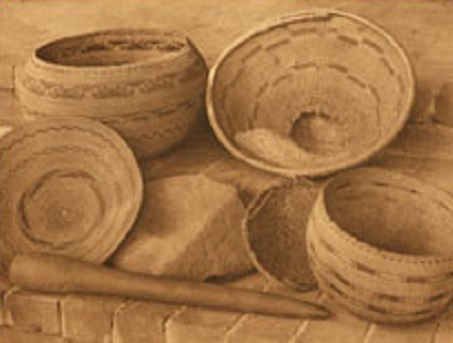 Costa oeste de los
                "EUA": Nativos Pomo con cestas, morteros y
                morteros