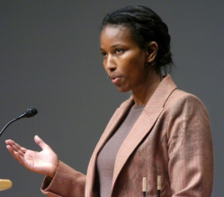 Ayaan Hirsi Ali,
                      Portrait bei einer Rede: Die Islamkritikerin warnt
                      vor der islamischen Unterwanderung Europas und
                      musste bereits Morddrohungen zur Kenntnis nehmen.
                      Die falsche Toleranz gegenber dem Terror-Islam
                      ist nicht angebracht, und Deutschlands Politik
                      solle endlich aufwachen und den
                      menschenfeindlichen Islam modernisieren.