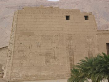 Inschriften an der Tempelmauer des
                                Tempels von Ramses III. in Medinet Habu