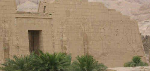 Inscripci�n en el muro del templo de Rams�s
                        III en Medinet Habu, centro y lado derecho