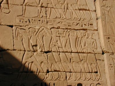 Pueblos de navegantes con plumas en las cabezas.
                  Descripci�n en el templo de Medinet Habu, construido
                  bajo de mando de Rams�s III
