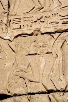 Pueblos de navegantes con plumas en las cabezas.
                Descripci�n en el templo de Medinet Habu, construido
                bajo de mando de Rams�s III
