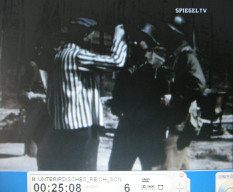 Kohnstein 07, a
                          detainee is reporting to an Ami soldier