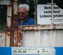 Chemical plant of
                        Falkenhagen 04, Dr. H. Hoffmann opens the door