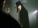 Fototext 7: MASKE MIT NASEN�FFNUNGEN: �V for
              Vendetta� mit Natalie Portman: �V� tr�gt eine Maske, die
              dem Gesicht von Guy Fawkes nachempfunden ist.