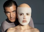 Fototext 8: MASKE MIT FREIER NASE+FREIEM
              MUND: �Die Haut, in der ich wohne� mit Antonio Banderas:
              Die Hauptdarstellerin tr�gt eine Maske, unter der Narben
              verheilen.