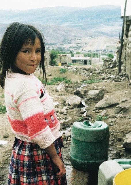 Armut trotz
                                        Fantasie-Kirche in Per, z.B. in
                                        Ayacucho, Mdchen mit
                                        Wasserkanistern. Oft haben die
                                        Menschen in Peru nur 2 Stunden
                                        Leitungswasser alle 2 Tage,
                                        manchmal auch gar kein Wasser.
                                        Sie mssen alles Wasser kaufen
                                        und niemand hilft.