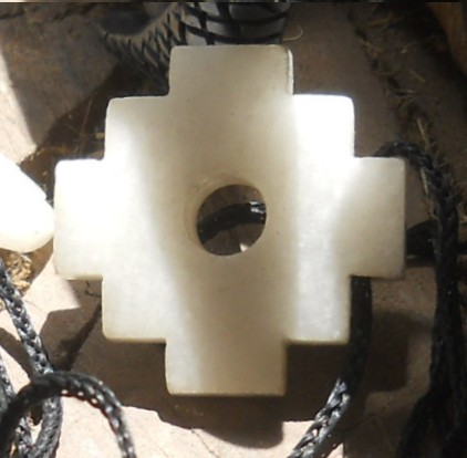 Das Andenkreuz der Inkas mit
                                    Mutter Erde in Weiss, aus einer
                                    Werkstatt aus Cusco Sacsayhuam�n