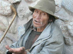 Armut trotz
                                          Fantasie-Kirche in Per�,
                                          Bettler