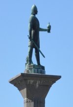 Trondheim: The statue of the criminal
                    "Christian" butcher-king Olaf Tryggvason,
                    zoom