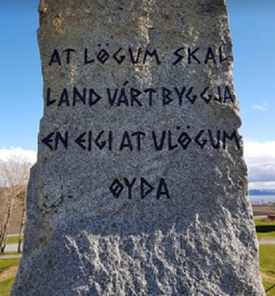 Noruega: Frosta Plaza del Thing (Plaza de la
                    Reuni�n) con columna en piedra, inscripci�n