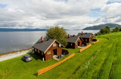 Noruega:
                    Frosta, casas de viviendas en la orilla del fiordo
                    de Trondheim