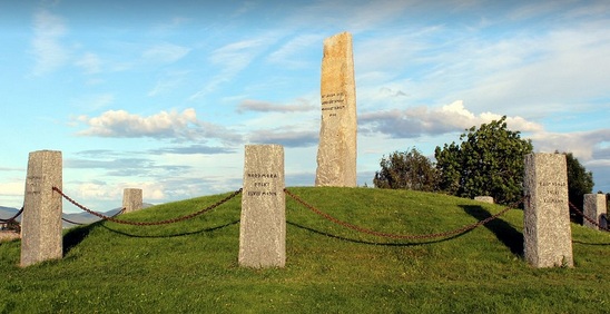 Noruega: Frosta
                    Plaza del Thing (Plaza de la Reuni�n) con columna en
                    piedra
