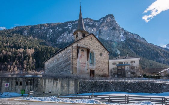 Romanische
                    Kirche von Zillis, erbaut auf der Basis vom
                    Massenmord in Cannstatt