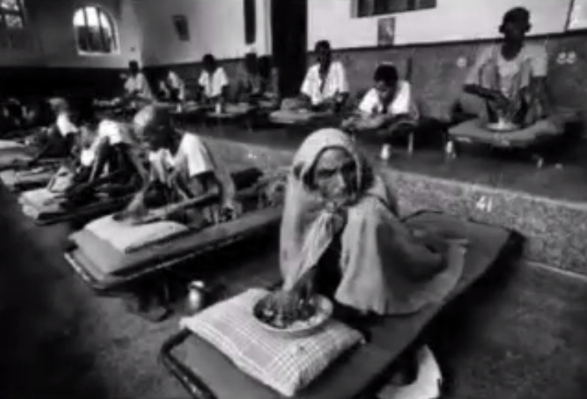 Hochkriminelle Maria Teresa: Sterbehaus in Kalkutta
                mit Pritschen in einem Saal - Video