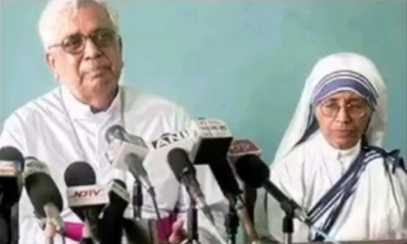 Bishop of Calcutta Enri de
                Souza with the highly criminal Mother Teresa