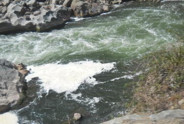 Der mit den Abwssern von Cusco
                  verseuchte Urubambafluss 02, Nahaufnahme des Schaums,
                  die Kloake von Cusco