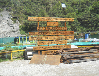 Das kleine Flusskraftwerk in Agua
                  Calientes bei Machu Picchu