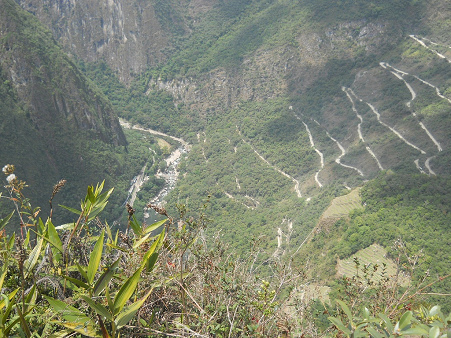 Die Sicht auf die
                  Serpentinenstrasse von Machu Picchu mit dem
                  verseuchten Urubambafluss - die Kloake von Cusco, und
                  den katholischen Brgermeistern von Cusco gefllt das
                  so (!) - so sind Kackoliken, wie sie wirklich sind...
                  - das Wort "Klranlage" fehlt eben in der
                  Bibel, und da die Idioten-Katholiken nur EIN Buch
                  lesen, wissen diese Katholiken-Idioten wirklich nicht,
                  was das ist!