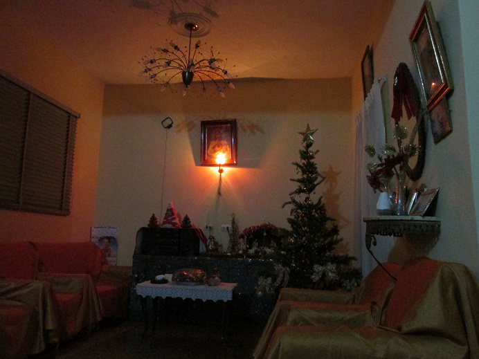 Eine
              Stube eines extremistisch-katholischen Hauses ist als
              katholische Kirche eingerichtet, mit Rotlicht, z.B. in
              Lima Due�as, Peru - es ist ein GRAUS