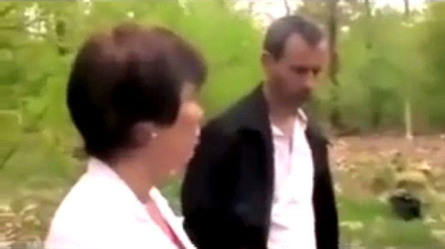 Toos Nijenhuis y su
                  compa�ero Casper cerca de la hoguera (2h24'5'')