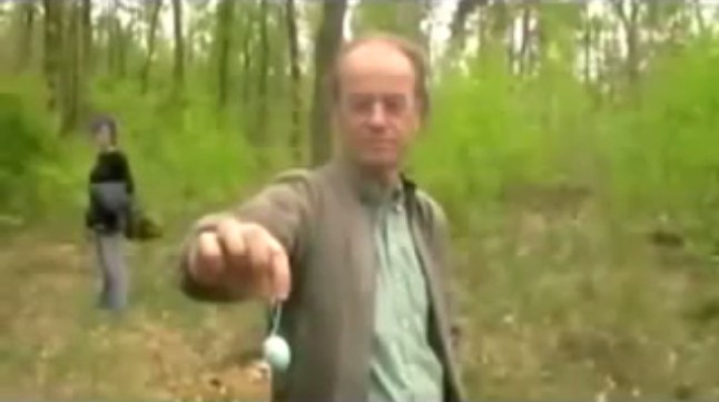 Holten (Holland):
                  Reporter Kevin shows a girl's pendant to the camera
                  01