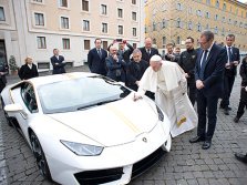 El Papa gay satanista con un
                    Lamborghini - de esa manera la logia P2 celebra su
                    existencia criminal