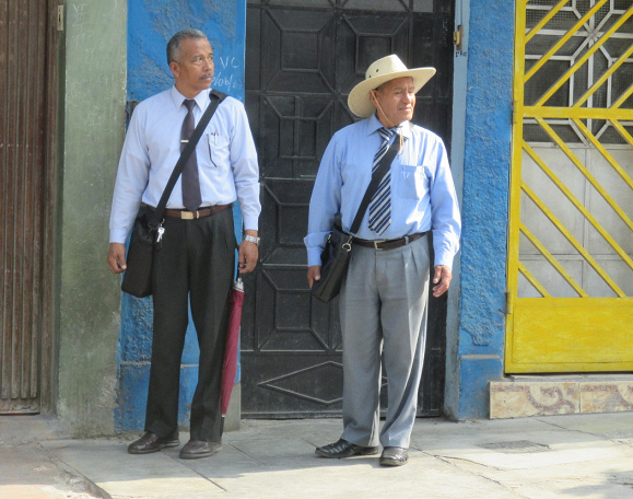 Kriminelle
                    Pfarrer-Spione-Schwachk�pfe in Lima mit
                    Kolonialistenkleidung weisses Bankier-Hemd und
                    Texas-Hut - so sehen in Peru die Vatikan-Terroristen
                    aus: Sie verbreiten als Lautsprecher des
                    kriminell-schwulen Vatikans und Opus Dei Gay ihre
                    Bibel-Fantasien aus Asien in Peru - gesehen am
                    6.12.2018 - 8:45 Uhr am Morgen in Comas, Lima - Gib
                    den L�gnern und Vatikan-Spionen KEINE Chance!