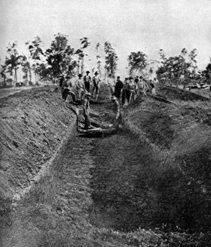 Das
              Konzentrationslager Andersonville (1864-1865) mit vielen
              Massengr�bern