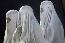 Scharia: Frauen
                        m�ssen die Burka tragen