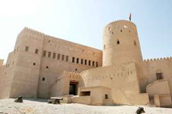 Arabische
                Burg in Rustaq in Oman (s�d�stliche Arabische Halbinsel)
                mit typischen Zinnen und Wacht�rmen an den Ecken