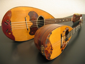 Mandolinen
              sind arabischen Ursprungs, und noch viel mehr Instrumente
              sind arabischen Ursprungs...