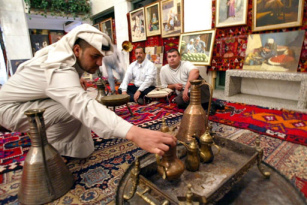 "Christen"
                        feiern Kaffeekr�nzchen auf muslimische Art auf
                        Teppichen und Kissen sitzend...