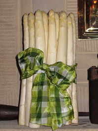 Spargel kommt aus dem asiatischen Raum und
                        gelangte erst �ber die arabische
                        Kulturvermittlung nach Europa...