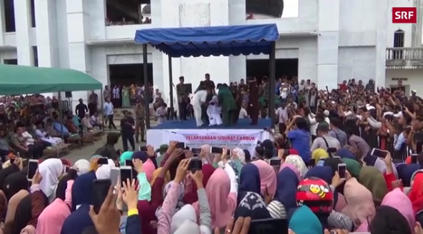Indonesien
                                  im Jahre 2018, Provinz Aceh:
                                  Auspeitschung wegen Liebe ohne
                                  Trauschein