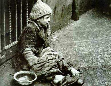 Warschauer Ghetto,
                        Kind mit Essschale