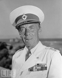 Volker (Folke) Bernadotte mit
                                    der M�tze vom Roten Kreuz