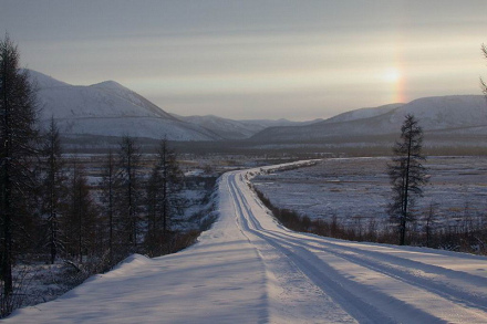 Kolyma, die Hauptstrasse mit Wald und
Bergen im Schnee Kolyma, die
Hauptstrasse mit Wald und Bergen im Schnee