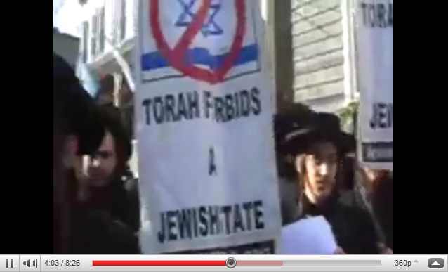 Rabbi Weiss demonstriert f�r Frieden mit
                          dem Transparent im Hintergrund "Die Torah
                          verbietet einen Judenstaat"