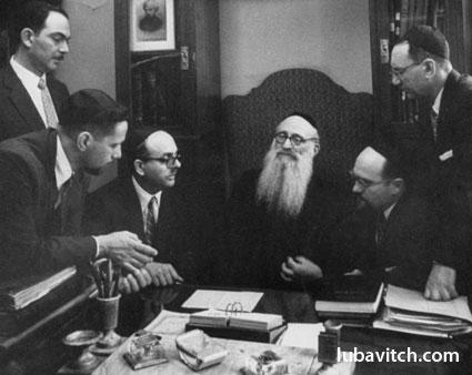 Rabbi Shlifer (mit Bart) erh�lt
                1956 in Moskau Besuch von Rabbinern aus den
                "USA"