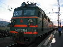 Birobidschan, Bahnstation, Lokomotive mit
                          Kommunistenstern, 2004 ca.