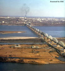 Chabarowsk (Khabarovsk) mit Br�cke �ber
                            den Fluss Amur, 1998 ca.