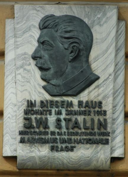 Stalin-Gedenktafel in
                            Wien am Haus, wo Stalin sein Hauptwerk
                            "Marxismus und Nationalfrage"
                            geschrieben hat
