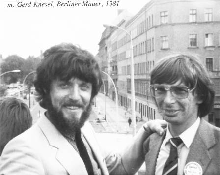 Gerd Knesel (links)
                        und Jurij Below (rechts) an der Berliner Mauer,
                        1981