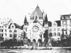 Encyclopaedia Judaica (1971): Cologne, vol. 5,
                  col. 740. Roonstrasse Synagogue, Cologne, before its
                  destruction in World War II. Cologne Municipality,
                  Rhine Picture Archive