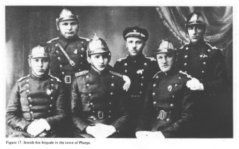 Encyclopaedia Judaica (1971): Lithuania, vol. 11,
                  col. 379-380, photo 3: Jewish fire brigade in the town
                  of Plunge