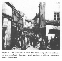 Encyclopaedia Judaica (1971): Vilna, vol.16, col.
                141-142, photo 5: the Zydowska in 1917. The street lamp
                is by the entrance to the schulhoyf. Courtesy Yad Vashem
                Archives, Jerusalem. Photo Boedecker